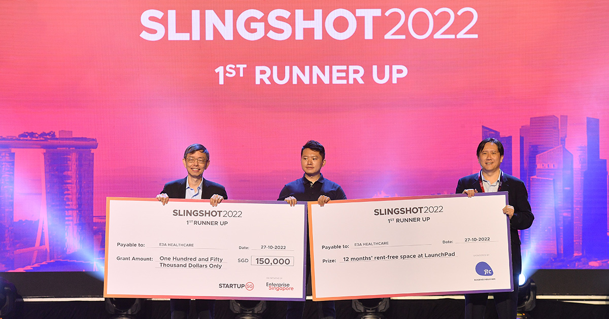 Dr Shawn Li, Founder and CEO of E3A, receiving the 1st Runner Up award at  SLINGSHOT 2022
