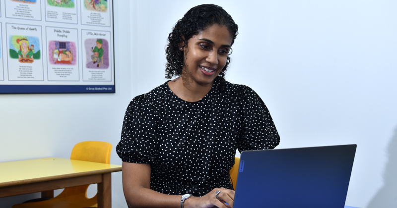 An English teacher undergoes an online training programme
