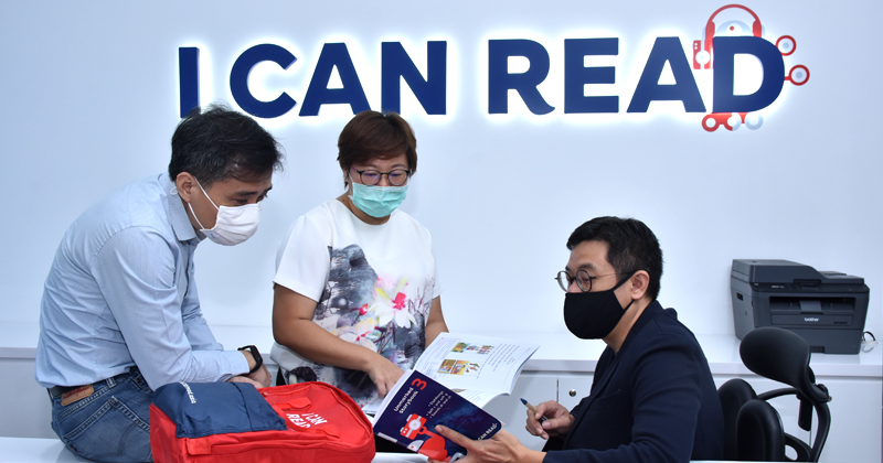 I Can Read CEO Chan Huang Yee (centre) planning students’ online curriculum with executive directors Ngo Tong Yong (left) and Tan Aik Ping (right)