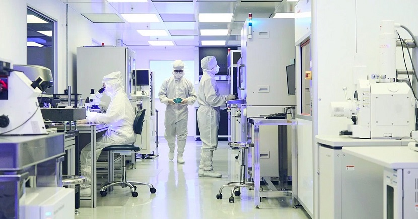  Moveon’s nanofabrication lab in Kaki Bukit is set up for the mass production of micro and nano-optics.