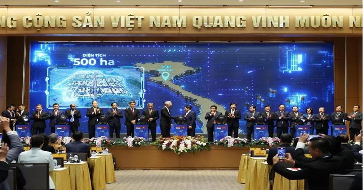 PM Lee Hsien Loong (centre, left) and his Vietnamese counterpart Pham Minh Chinh (centre, right) at an Aug 29 event in Hanoi where MOUs for the 10 prospective parks were presented. PHOTO: LIANHE ZAOBAO