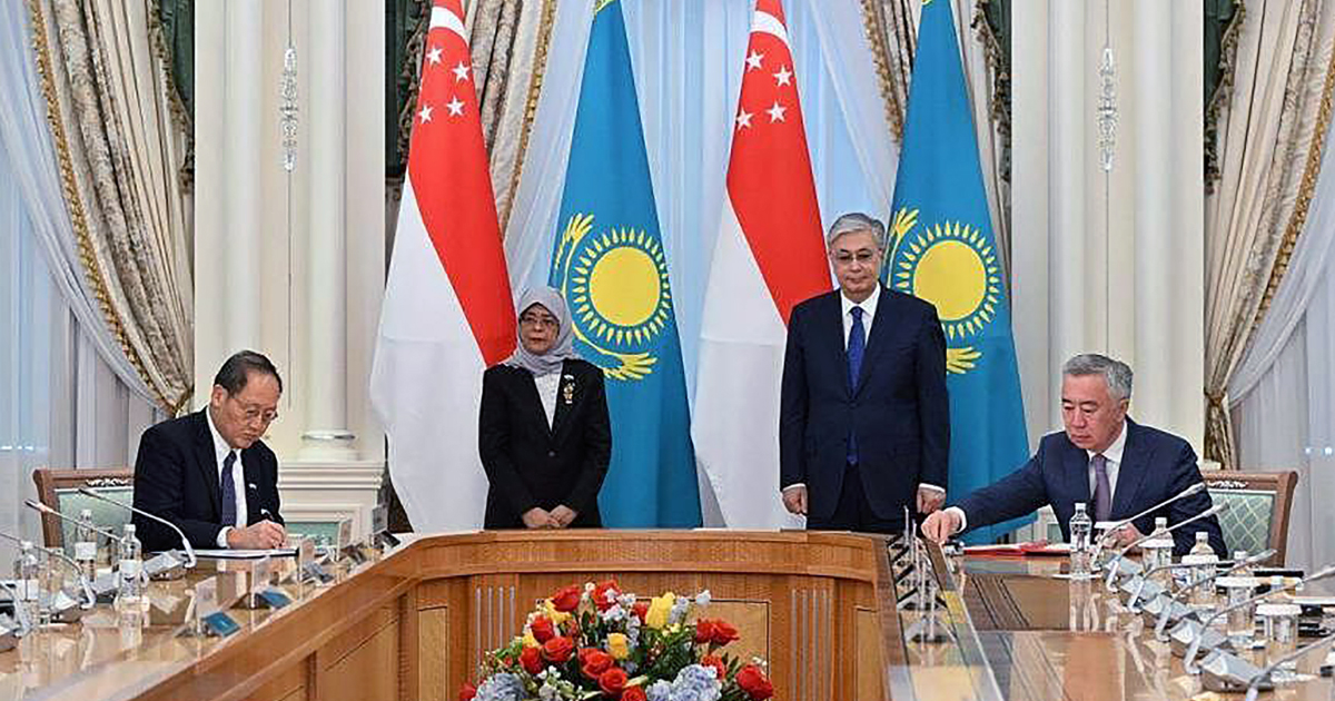 Singapore President Halimah Yacob with her Kazakhstan counterpart Kassym-Jomart Tokayev at the signing of an agreement between Singapore Second Minister for Trade and Industry Tan See Leng (left) and Kazakhstan Deputy PM Serik Zhumangarin on May 22.