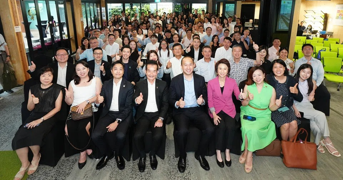 Graduation ceremony of the pioneer batch of 42 SMEs from CDL's SME Supplier Decarbonisation Queen Bee Programme