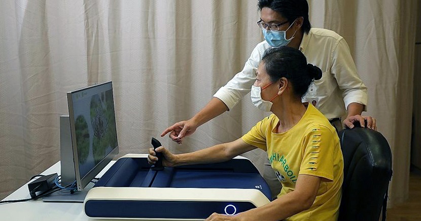 H-man automatically adjusts resistance levels during rehabilitation exercises according to the patient’s needs